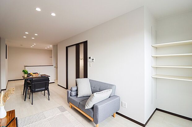 ■リビングは、家族が自然と集まる開放的な空間に。ゆとりある広さでくつろぎも来客対応も快適にこなせます。家具配置もしやすく、家族それぞれが思い思いに過ごせるゆとりの空間に。（ドリームタウンシリーズ施工例