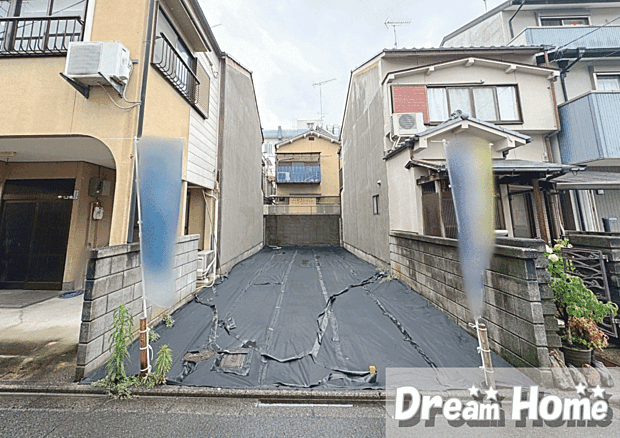 ■現地では周辺環境や立地条件、日当たりや前道の様子などを実際にご確認いただけます。モデルハウスでは間取りや広さ、設備仕様や生活動線などをご体感いただけます。現地（2026年7月）撮影