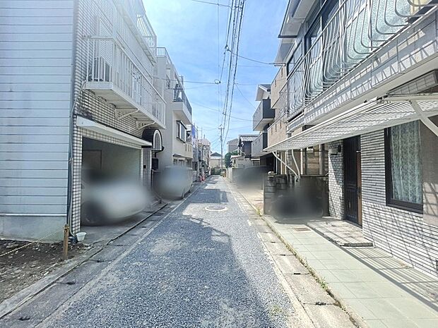 ■前道は車通りが少なく落ち着いた住環境。車の出入りもしやすく、駐車時や乗り降りの際も安心です。小さなお子様のいるご家庭やゆったりとした生活を求める方におすすめの住環境です。現地(2026年7月)撮影