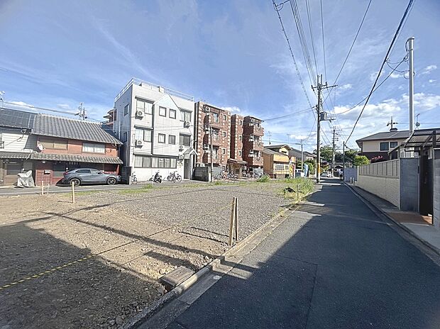 ■周辺は落ち着いた街並みで、騒音が少なく穏やかな暮らしが叶います。日中も夜間も静かに暮らせるため、子育て世帯や在宅ワークにもおすすめ。住み心地の良い住環境です。現地(2026年5月)撮影
