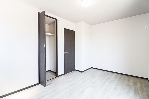 【【洋室】】■各洋室に収納を備えることで、衣類や荷物もすっきり整理。お部屋を広く使えて、家具配置の自由度もアップします。ライフスタイルに合わせて柔軟に使えるのも魅力です。現地（2025年7月）撮影