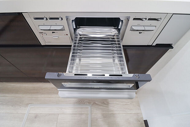 【【グリル】】■フライパンで焼くことの多い肉料理を代わりにグリルを使えば、油をひく必要もなく、余分な脂も落として焼けるため、フライパンを使った時よりも多く油脂分をカットできます。