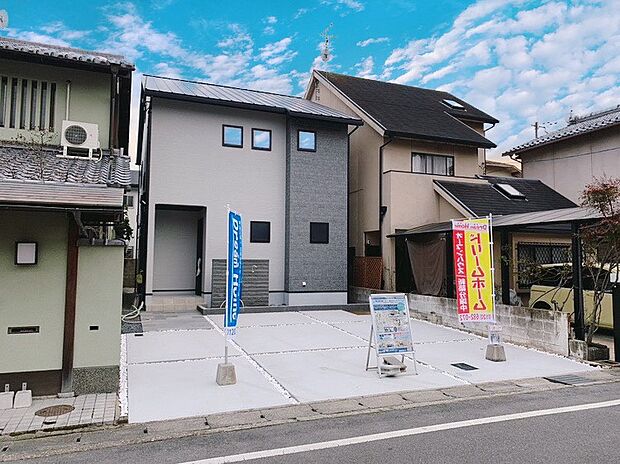 【【外観写真】】■共働きやお出かけの多いご家族に嬉しい宅配ボックスを設置。再配達の手間もなく、いつでも荷物を安心して受け取れます。忙しい毎日にゆとりをプラスする便利な機能です。