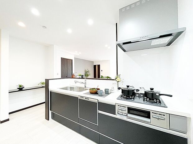 【【ドリームタウンシリーズ施工例】】■対面キッチンは料理をしながらリビングを見渡せ、家族との会話も自然に広がります。お子様の様子を見守りやすく、家事と育児を両立しやすいのも魅力。配膳や片付けの動線もスムーズで毎日の家事効率がアップしま