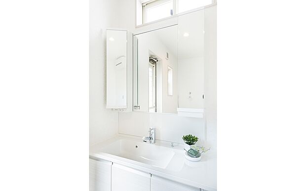 【【洗面台化粧台】】■ミラーキャビネットになっており、メイク用品や洗顔小物をスッキリ収納できます。来客時にも安心の収納力です。