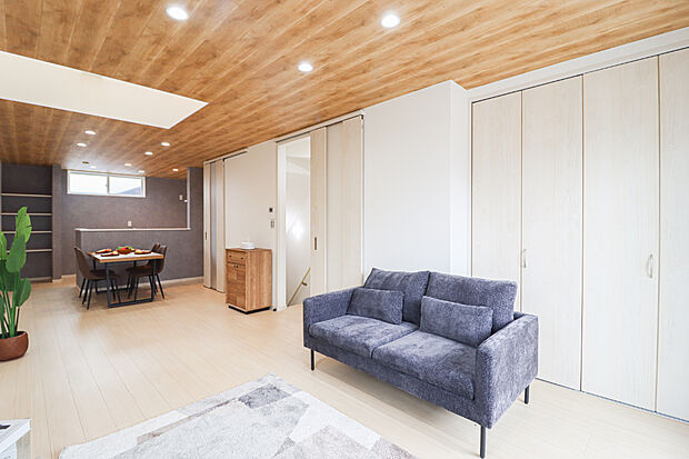 【【ドリームタウンシリーズ施工例】】◆吹抜けのあるリビングは、家族と過ごす時間を大切にしたい方にぴったりの明るくゆとりのある空間です。