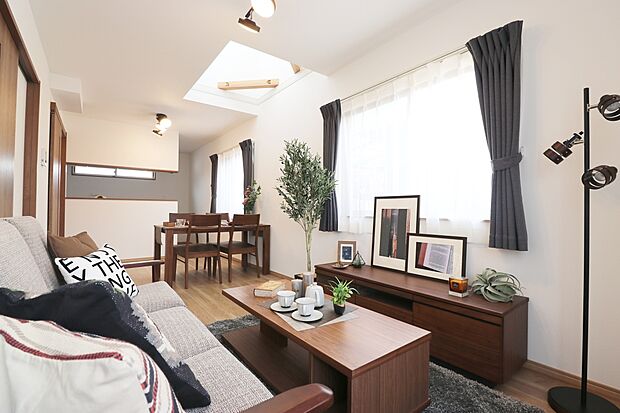 【【ドリームタウンシリーズ施工例】】■家族が自然と集まり、笑顔があふれるリビング。
休日はゆったりと映画を楽しんだり、子どもたちと遊んだり。
家族の真ん中にある心あたたまる空間です。