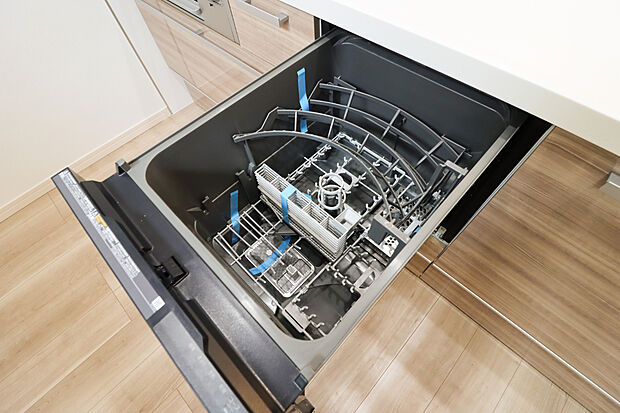 【【食器洗浄乾燥機】】■後片付けをサポート。食事後の家族のくつろぎタイムもゆっくりともてます。朝食準備や送り迎え…と忙しいママも大助かり。環境にも手肌にも優しい設備です。