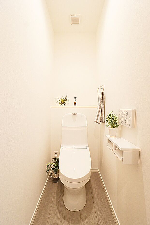 【【ウォシュレット】】■壁リモコンで両サイドがスッキリとしており、多彩な機能付で清潔なトイレ空間に。温水洗浄便座なので冬も温かくリラックスできる空間です。
