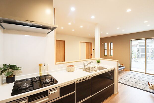 【【ドリームタウンシリーズ施工例】】■対面キッチンは料理をしながらリビングを見渡せ、家族との会話も自然に広がります。お子様の様子を見守りやすく、家事と育児を両立しやすいのも魅力。