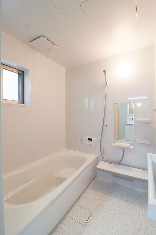 【【ドリームタウンシリーズ施工例】】浴室暖房乾燥機付きで雨の日が多い梅雨の時期も安心です。また、冬のヒートショック対策にも。大人の方でもゆったり足がのばせます。
