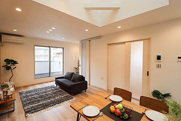 【【ドリームタウンシリーズ施工例】】■ご家族みんなが自然と集まり、くつろげるゆったりとしたリビング。開放感のある空間設計で日常のひとときを心地よく過ごすことができます。