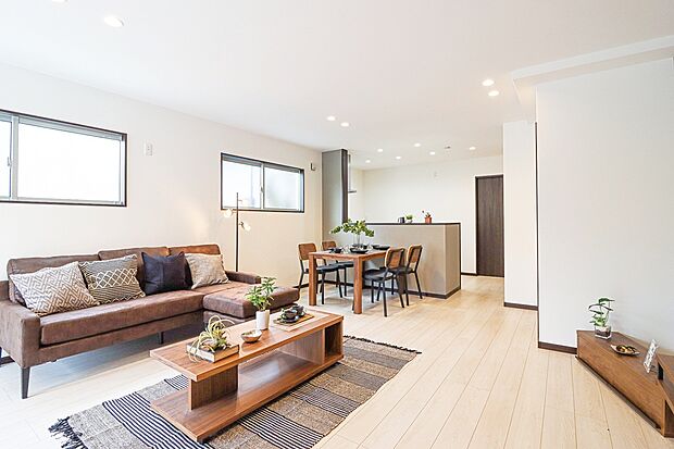 【【ドリームタウンシリーズ施工例】】■キッチン・浴室・洗面を近くにまとめた水回り集約設計で、家事動線がスムーズ。移動の無駄がなく、毎日の家事効率がぐっと高まります。