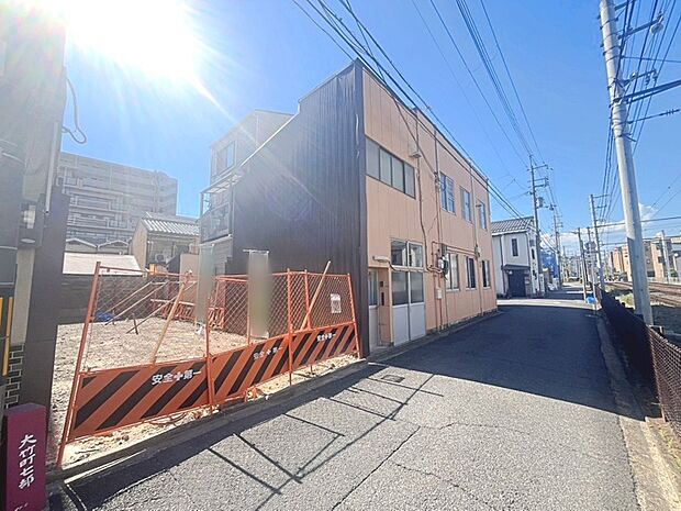 【【前道写真】】■生活利便性が身近に揃うエリア。落ち着いた住環境でありながら、通勤・通学に便利な立地です。暮らしやすさと立地の良さを兼ね備えた、住まいづくりに適した立地です。現地（2026年5月）撮影