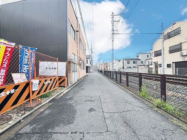 【【前道写真】】■生活利便性が身近に揃うエリア。落ち着いた住環境でありながら、通勤・通学に便利な立地です。暮らしやすさと立地の良さを兼ね備えた、住まいづくりに適した立地です。現地(2026年7月)撮影