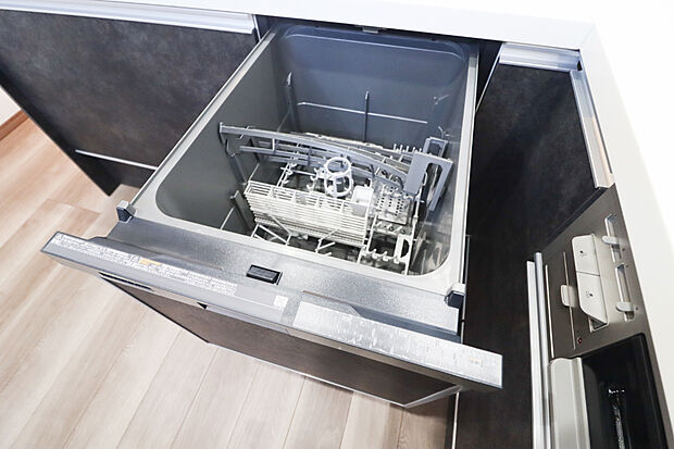 【【食器洗浄乾燥機】】■後片付けをサポート。食事後の家族のくつろぎタイムもゆっくりともてます。朝食準備や送り迎え…と忙しいママも大助かり。環境にも手肌にも優しい設備です。