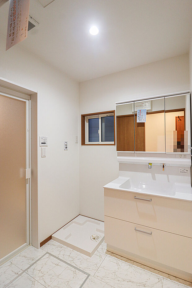 【【ドリームタウンシリーズ施工例】】使い勝手の良い鏡裏収納付3面鏡型の独立洗面化粧台。ご家族そろって身支度可能なゆとりの洗面スペースで、朝の身支度もスムーズに。