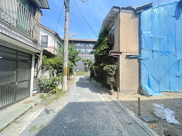 【【前道写真】】■実際の立地や周辺環境、日当たりや前道の様子などは、現地でこそわかるポイントが沢山あります。写真や図面だけでは伝わらない雰囲気を、ぜひ現地で一緒に確認してみませんか。現地(2026年7月)撮影