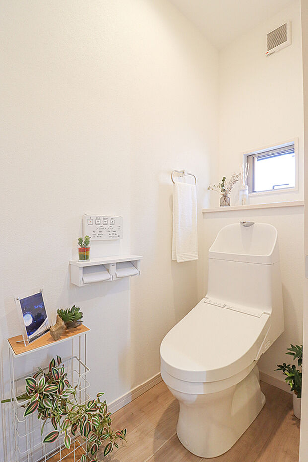 【【ウォシュレット】】■壁リモコンで両サイドがスッキリとしており、多彩な機能付で清潔なトイレ空間に。温水洗浄便座なので冬も温かくリラックスできる空間です。