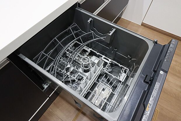【【食器洗浄乾燥機】】後片付けをサポート。食事後の家族のくつろぎタイムもゆっくりともてます。朝食準備や送り迎え…と忙しいママも大助かり。環境にも手肌にも優しい設備です。