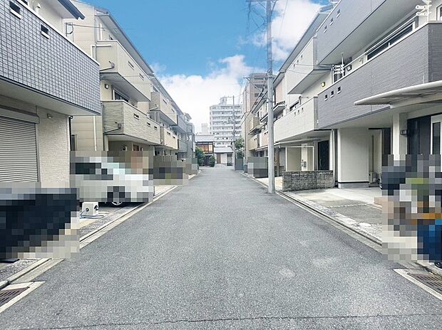 【【前道写真】】■前道は車通りが少なく、小さなお子様と外で遊ぶ際や、車の出入れ時も安心です。落ち着いた住環境でありながら、利便性にも優れた、子育て家庭に嬉しい立地です。現地(2026年8月)撮影