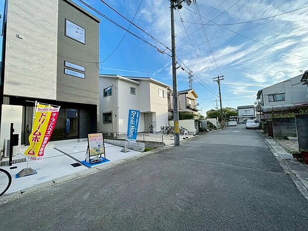 お家の南西側は空きの為、開放感たっぷり!
現地(2025年10月)撮影