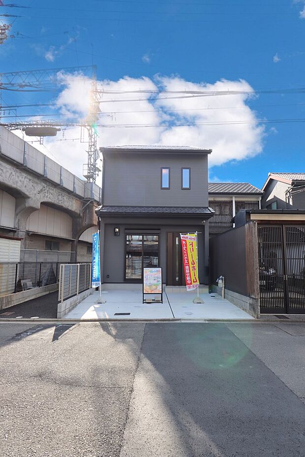 【施工例：外観】
生活便利な立地！
周辺施設徒歩5分圏内に充実・教育施設徒歩8分圏内に充実
現地（2025年12月）撮影