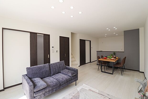 【施工例：リビング】
ゆったり18帖のリビングは大型テレビも置ける広さ！
お子様が走り回っても申し分ない広さです♪