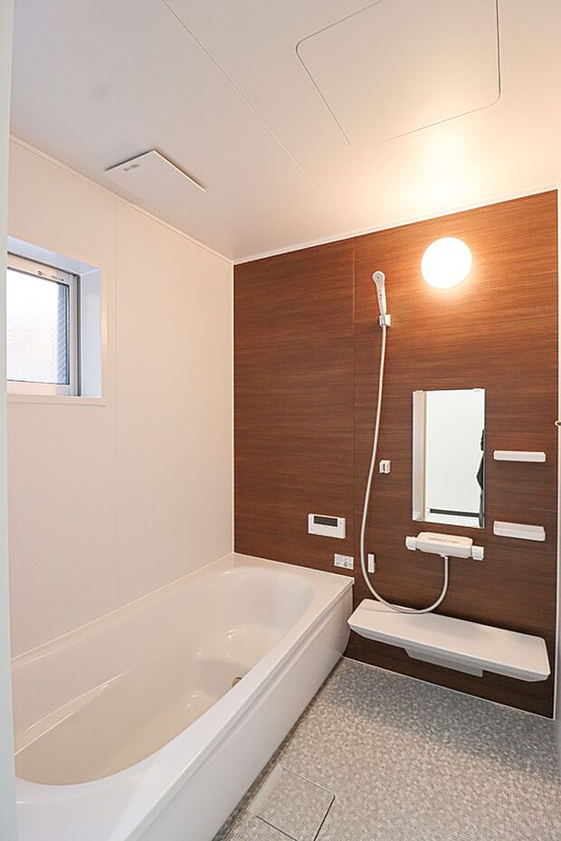 【施工例：浴室】
ゆったり1坪タイプの浴室は大人の方でも足を伸ばしてくつろげる広さ！
追い焚き機能がございますので、いつでも暖かいお湯に入れます♪