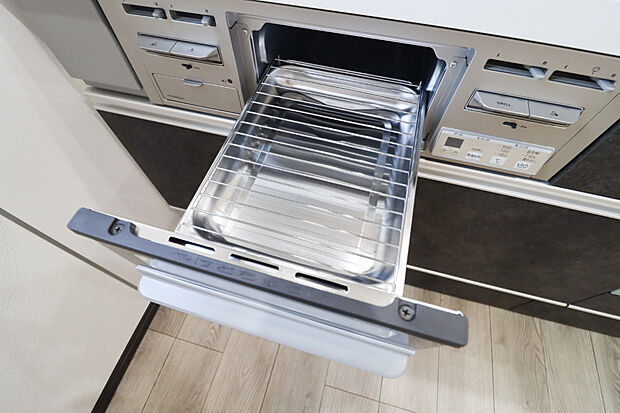 【【グリル】】◆フライパンで焼くことの多い肉料理を代わりにグリルを使えば、油をひく必要もなく、余分な脂も落として焼けるため、フライパンを使った時よりも多く油脂分をカットできます!