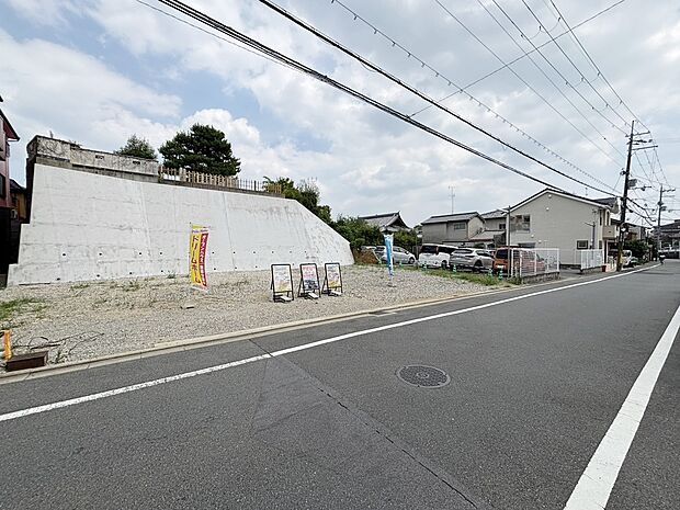 【現地】スーパーやコンビニ、郵便局等の周辺施設が徒歩8分圏内!
現地(2025年7月)撮影