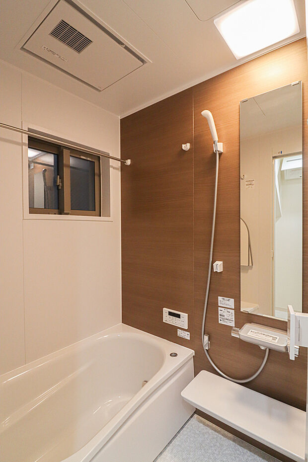 【【浴室】】浴室暖房乾燥機付きで雨の日が多い梅雨の時期も安心です♪また、冬のヒートショック対策にも!現地(2025年6月)撮影