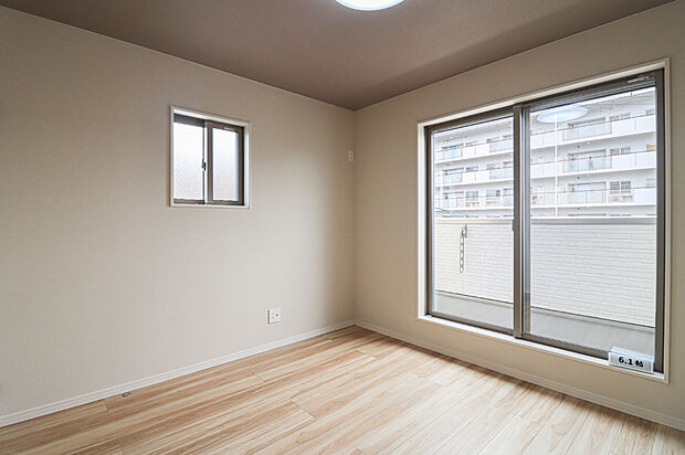 【【洋室】】大きな窓からたっぷりの日差しが降り注ぐ明るい室内です。気持ちの良い朝日を受けて、目覚めの良い健康的な朝を迎えられそうです。 現地(2025年6月)撮影