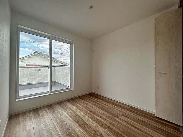 【洋室】全居室バルコニーに面しており、開放感あり!