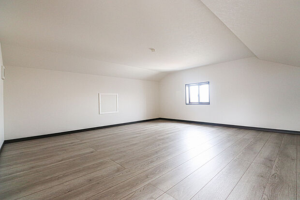 【施工例:固定階段式ロフト】来客用寝具や、クリスマスツリーなどの季節アイテムなど、たまにしか使わないけれどかさばるモノの収納にもってこい!普段は目に触れず、必要なときにはスムーズに取り出せます!