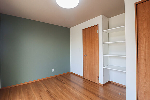 【洋室】■全居室6帖以上!
クローゼットだけでなく棚もございますので、収納に困らずお部屋をスッキリ片付けられます!
内観(2024年12月)撮影