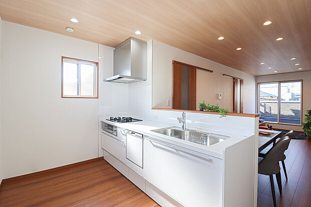 【キッチン】■対面式キッチン!
家族の様子を見ながら楽しくお料理ができる対面式キッチン!
内観(2024年12月)撮影