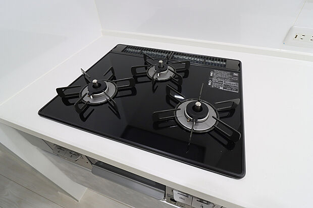 【【3口コンロ】】◆バーナー間隔が広いので、3口同時に使っても鍋振りもできます!
グリルの排気口をコンパクトにして、仮置きできるスペースもご用意しております♪