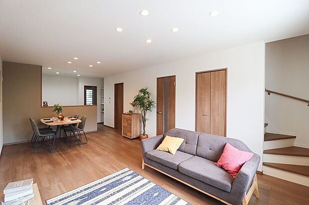 【【施工例:リビング】】リビングには階段がございますので毎日ご家族と顔を合わせることがでます♪『ただいま!』『おかえり!』の声がいつも聞こえて安心ですね♪