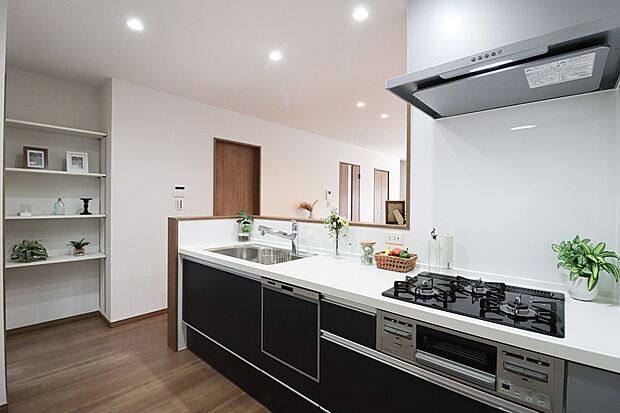 【【施工例:キッチン】】対面式のキッチンはご家族との会話を楽しみながらお料理ができます!また、ご家族の様子がよく見えるので安心ですね♪