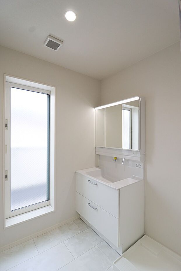 【【施工例:洗面】】一日の始まりの朝、歯磨きをしたりメイクや髪をセットしたり・・・使いやすさが考えられた3面鏡です♪
シャワー付水栓で洗面台でのシャンプーや毎日の掃除に大変便利ですね♪