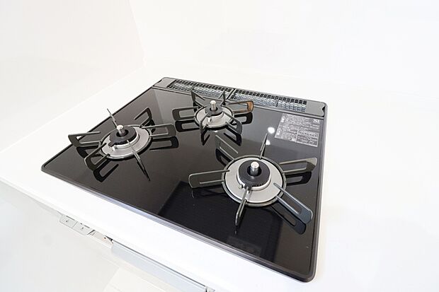 【【施工例:3口コンロ】】◆バーナー間隔が広いので、3口同時に使っても鍋振りもできます!グリルの排気口をコンパクトにして、仮置きできるスペースもご用意しております♪