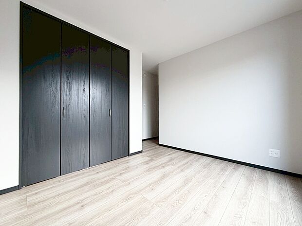 【【洋室】】シンプルな洋室につき、自分の好きなお部屋作りがしやすいです！
好きな物を置いてお気に入りの空間を作りあげましょう♪
現地（2026年2月）撮影