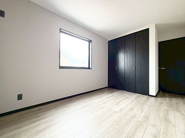 【【洋室】】全居室6帖以上＆全居室に収納がございます！
お部屋を最大限に広く使用することができます♪

現地（2026年2月）撮影