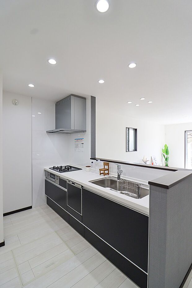 【【施工例：キッチン】】ご家族との会話を楽しみながらお料理ができる対面式のキッチン！
広いキッチンはお子様と並んでお料理やお菓子作りなどを楽しめます♪