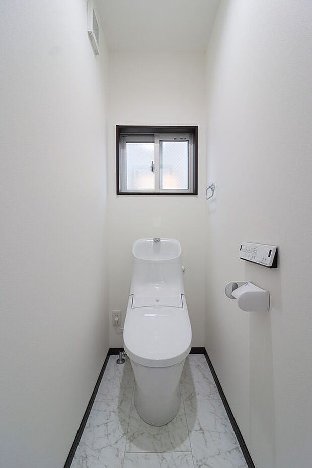 【【施工例：トイレ】】トイレは2か所にございます！
朝の混雑時にも安心です！
また、夜中に急にトイレに行きたくなった際も階段の昇降がないので安全です♪