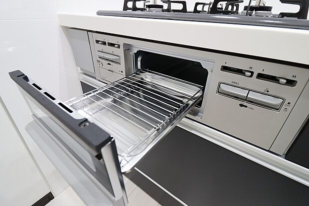 【【施工例：グリル】】◆フライパンで焼くことの多い肉料理を代わりにグリルを使えば、油をひく必要もなく、余分な脂も落として焼けるため、フライパンを使った時よりも多く油脂分をカットできます！