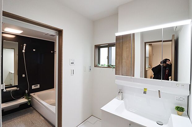 【【施工例：洗面】】ゆとりの洗面スペースでは朝の混雑時も並んで身支度可能！
3面鏡がございますので、鏡の裏にたっぷり収納ができて、洗面台がスッキリ片付きます♪