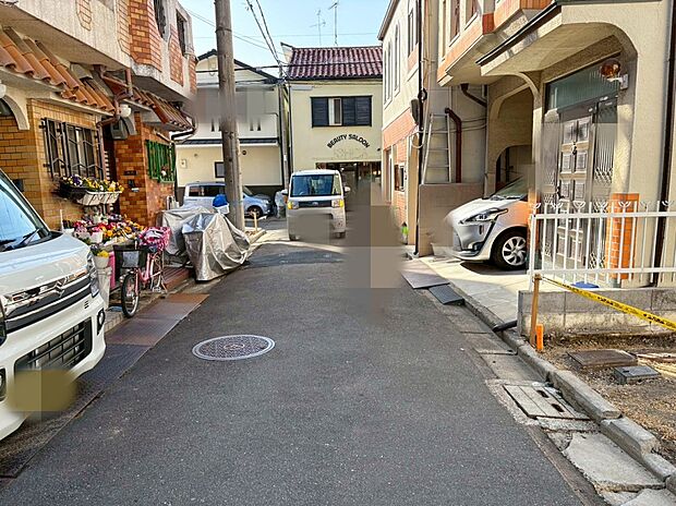 【【前道の様子です！】】間口ゆったり5.1ｍ！
お車を止める際もご安心頂ける間口♪
現地（2026年3月）撮影