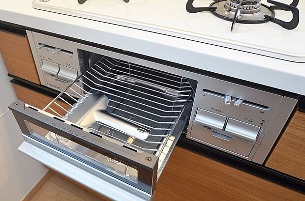 【【ドリームタウンシリーズ共通設備】】【施工例:グリル】
◆フライパンで焼くことの多い肉料理を代わりにグリルを使えば、油をひく必要もなく、余分な脂も落として焼けるため、フライパンを使った時よりも多く油脂分をカットできます!